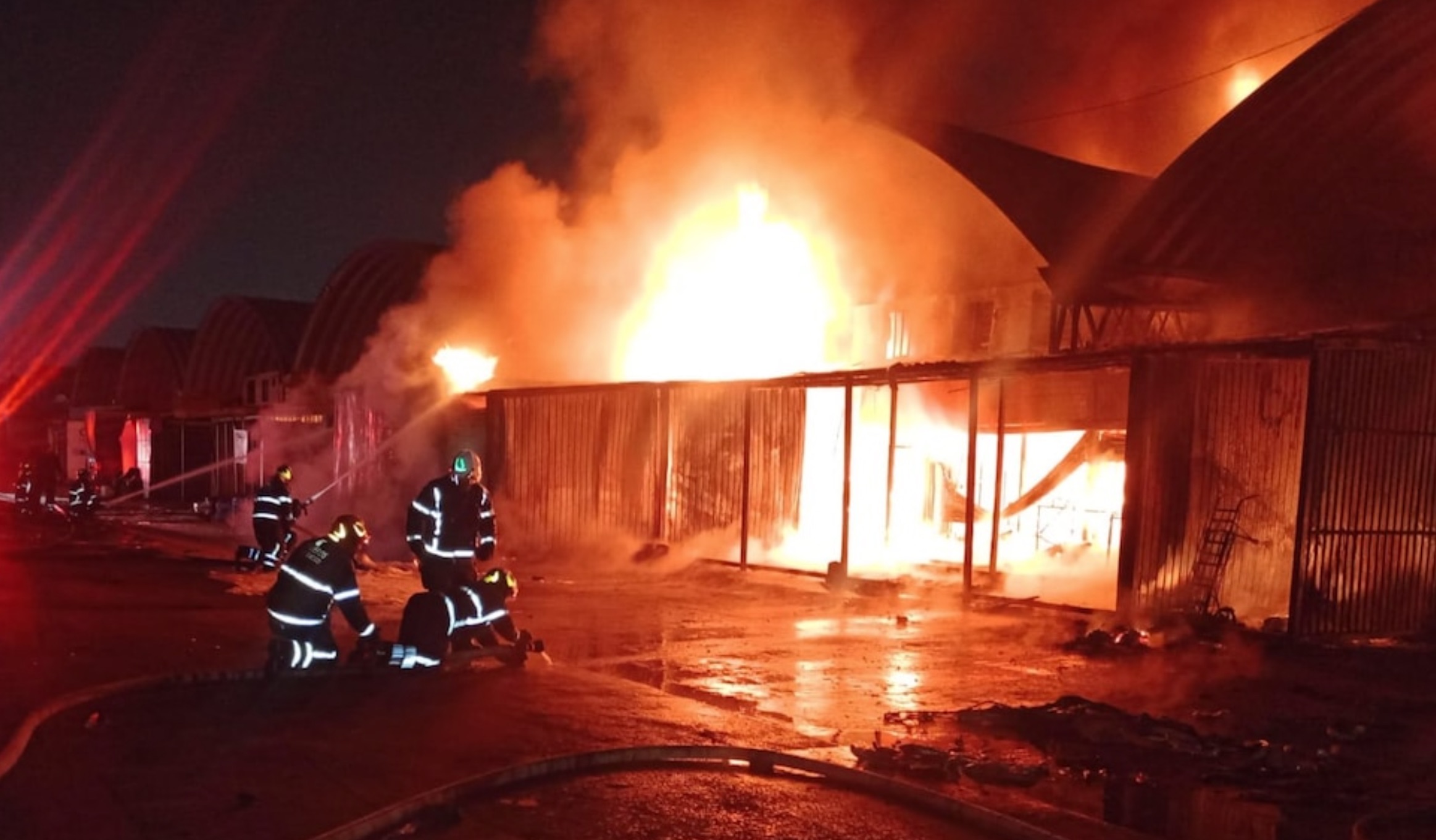 Incendio en Central de Abasto de Iztapalapa devora 5 bodegas